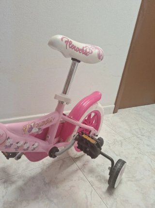 Bicicleta infantil rosa con ruedines