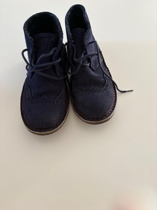 Zapatos de chico azul. Marca española Brotes.