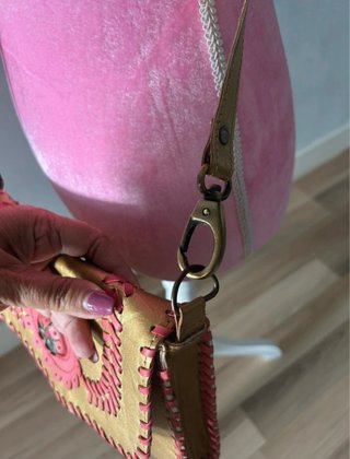 Bolso Étnico Dorado con Detalles Rosas