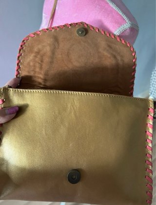 Bolso Étnico Dorado con Detalles Rosas