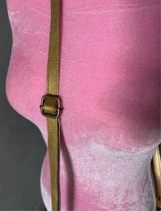 Bolso Étnico Dorado con Detalles Rosas