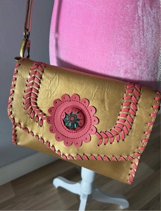 Bolso Étnico Dorado con Detalles Rosas