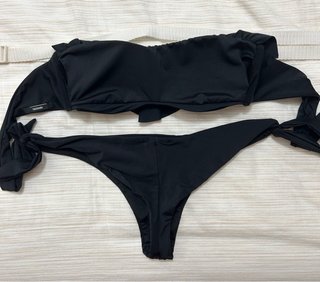 Bikini negro con volantes y tiras