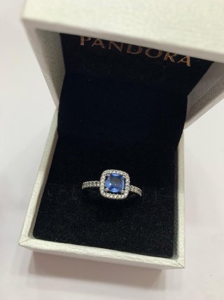 Anillo Pandora con piedra azul y brillantes