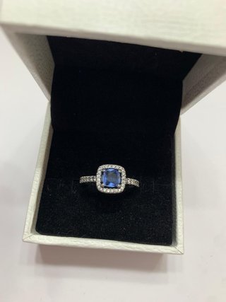Anillo Pandora con piedra azul y brillantes