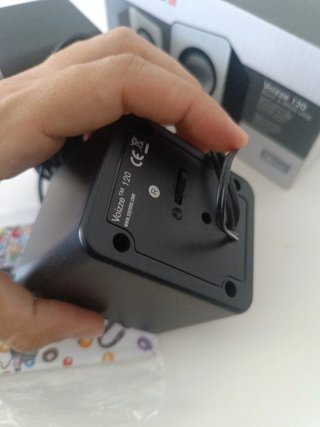 Altavoces SOYNTEC negros y blancos