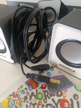 Altavoces SOYNTEC negros y blancos
