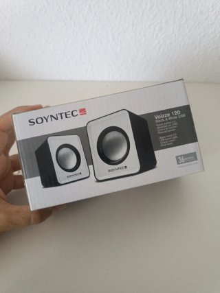 Altavoces SOYNTEC negros y blancos
