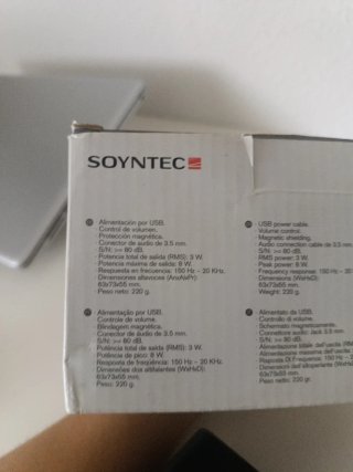 Altavoces SOYNTEC negros y blancos