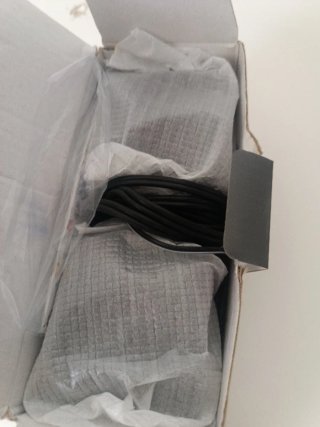Altavoces SOYNTEC negros y blancos
