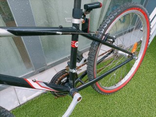 Bicicleta Decathlon Negra y Roja
