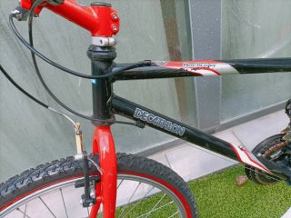 Bicicleta Decathlon Negra y Roja
