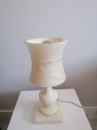 Lámpara de mesa de mármol beige