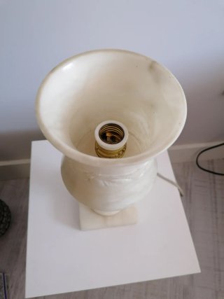 Lámpara de mesa de mármol beige