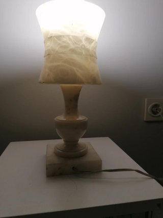 Lámpara de mesa de mármol beige