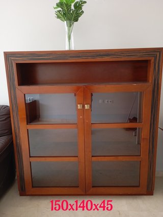 Vetrina in legno con porte in vetro