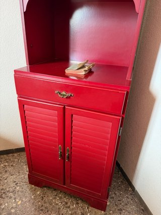 Mueble retro de madera rojo