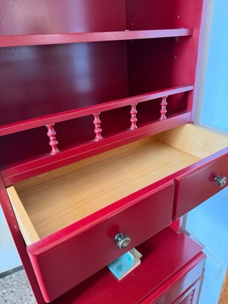 Mueble retro de madera rojo