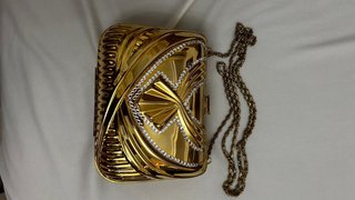 Bolso de mano dorado estilo 1970