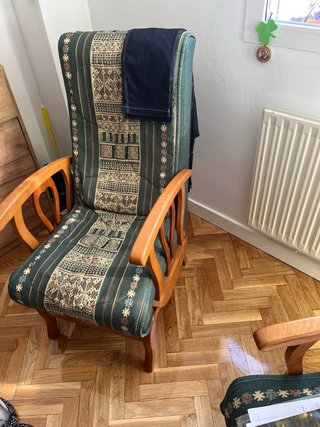Sillón de tela con detalles multicolores