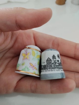 Collezione di ditali in porcellana e metallo