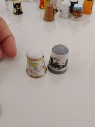 Collezione di ditali in porcellana e metallo