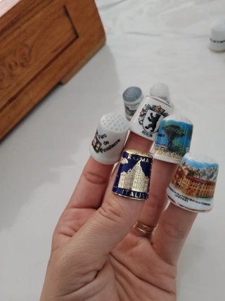 Collezione di ditali in porcellana e metallo