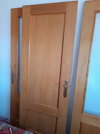 Puerta de madera con cristal