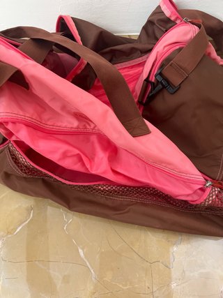 Bolsa de viaje marrón y rosa