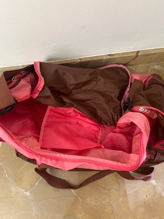 Bolsa de viaje marrón y rosa