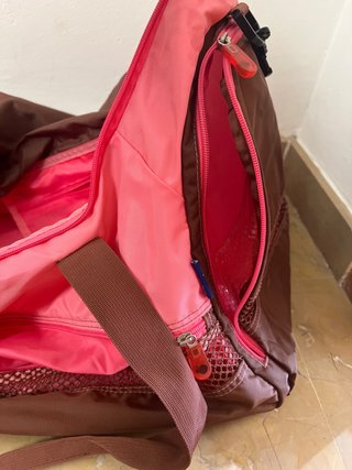 Bolsa de viaje marrón y rosa