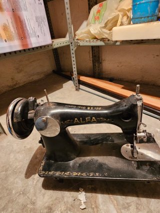 Máquina de coser antigua Alfa