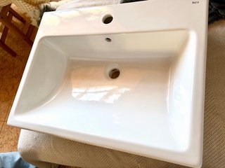 Lavabo de porcelana blanco sin usar