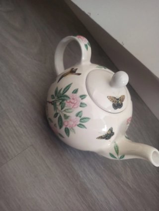 Tetera de porcelana con flores y pájaros