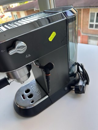 Cafetera DeLonghi Dedica EC685.BK Negra