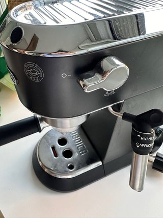 Cafetera DeLonghi Dedica EC685.BK Negra