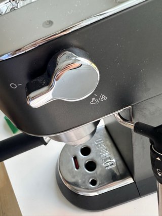Cafetera DeLonghi Dedica EC685.BK Negra