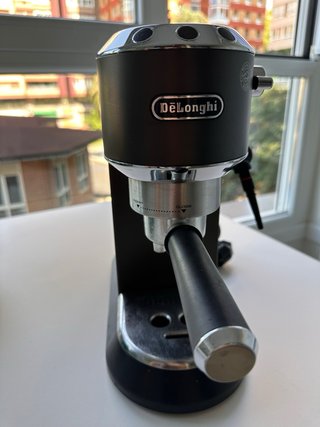 Cafetera DeLonghi Dedica EC685.BK Negra