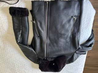 Chaqueta de pelo negra