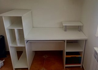 Escritorio blanco con estantería
