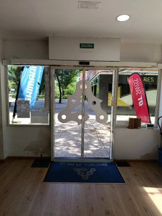 Puerta corredera automática local