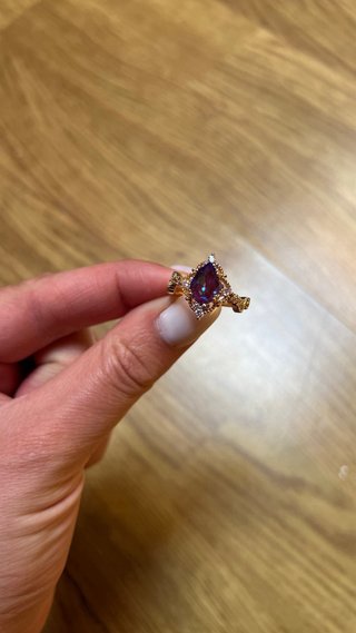 Anillo con gema morada y detalles dorados