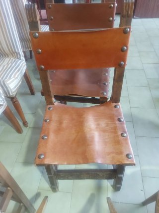 Juego de 2 sillas de cuero y madera