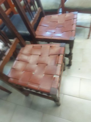 Juego de 2 sillas de cuero y madera