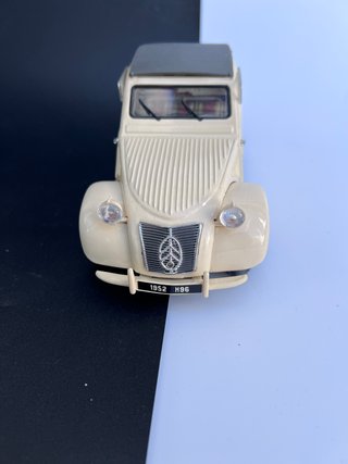 Citroën 2CV 1/18 Maisto 1952 Beige