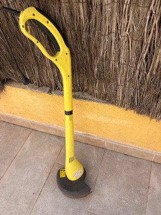 Cortacésped eléctrico amarillo