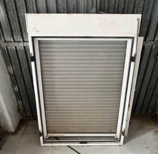 Ventana blanca con mosquitera y persiana