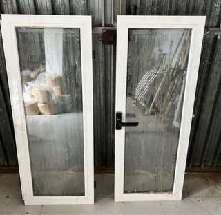Ventana blanca con mosquitera y persiana