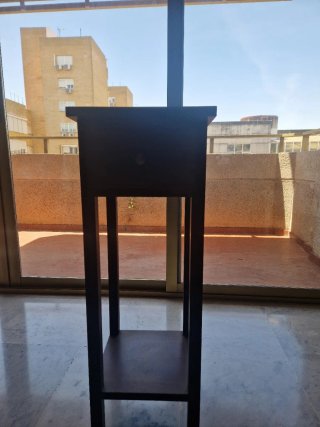 Mesita auxiliar de madera oscura