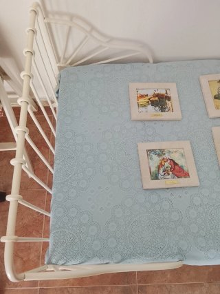 Cama infantil blanca estilo IKEA con colchón